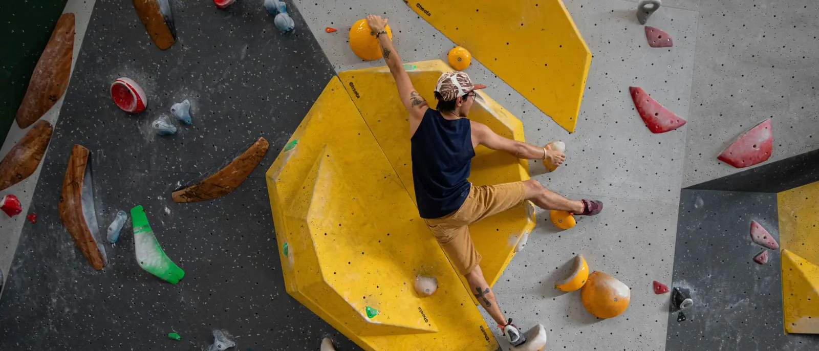 Boulderer in der Halle, beide Füße sauber auf Tritten