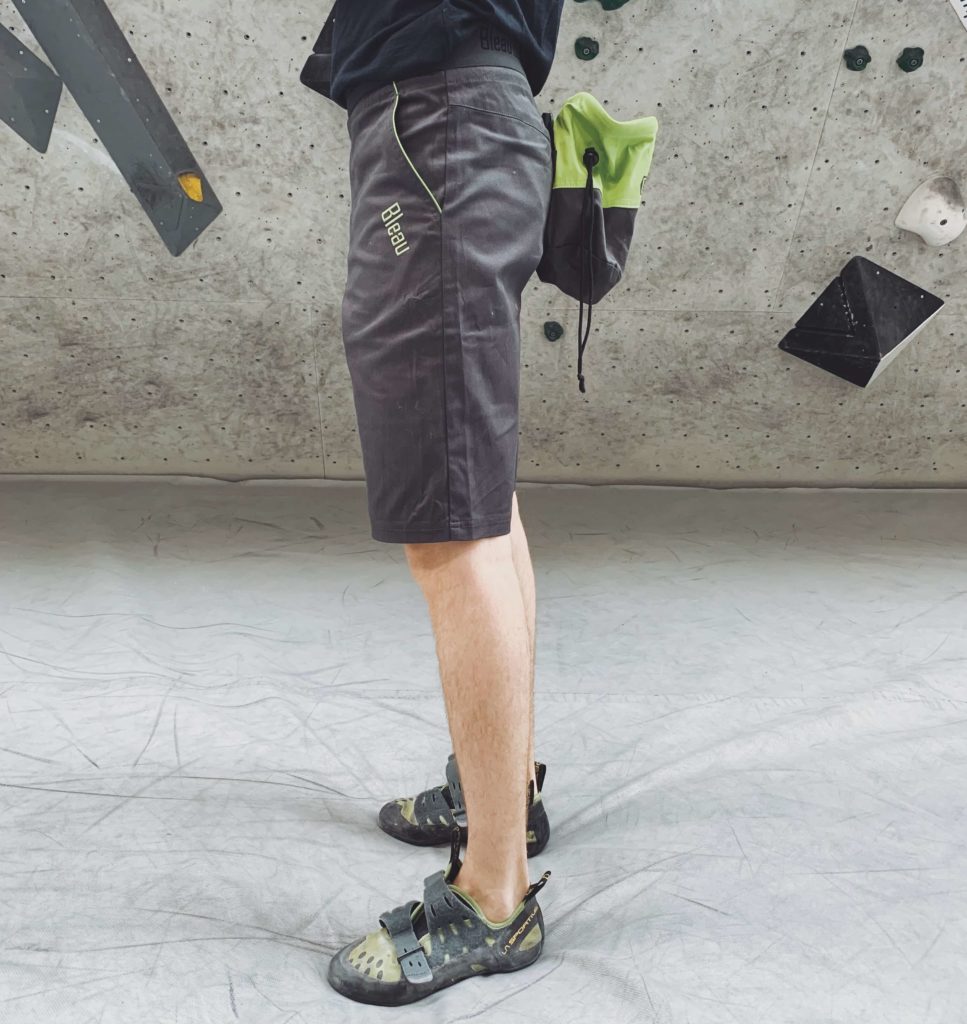 Bleau-Boulderwear Isatis Boulderhose seitlich mit chalkbag